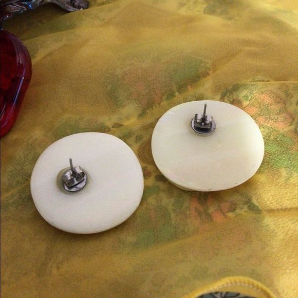 Vintage Retro Button Earrings 1960’s Lucite Iridescent White Swirl Pierced - Picture 13 of 14